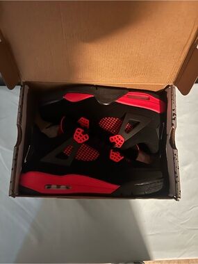 Jordan Men's Black and Red Retro Basketball Sneakers
